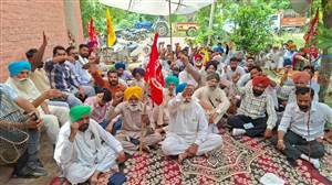 ਇੰਜੀਨੀਅਰ ਦੀ ਬਦਲੀ ਖ਼ਿਲਾਫ਼ ਬਿਜਲੀ ਕਾਮਿਆਂ ਨੇ ਕੀਤਾ ਪ੍ਰਦਰਸ਼ਨ