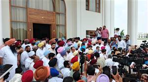 ਪੰਜਾਬ ਕਾਂਗਰਸ 'ਚ ਉੱਠੇ ਬਗ਼ਾਵਤੀ ਸੁਰ, ਚੰਨੀ ਦੇ ਘਰ ਪਹੁੰਚੀ ਲੀਡਰਸ਼ਿਪ ਨੇ ਬੰਦ ਕਮਰਾ ਮੀਟਿੰਗ 'ਚ ਲਿਆ ਇਹ ਫੈਸਲਾ