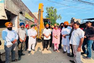 ਵਾਰਡ-35 ’ਚ ਸੜਕ ਦੇ ਨਿਰਮਾਣ ਕਾਰਜਾਂ ਦਾ ਵਿਧਾਇਕ ਛੀਨਾ ਵੱਲੋਂ ਉਦਘਾਟਨ