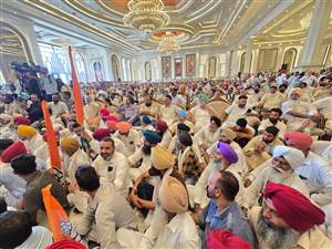 ਭੁਪੇਸ਼ ਬਘੇਲ ਤੇ ਰਾਜਾ ਵੜਿੰਗ ਦੇ ਸਾਹਮਣੇ ਮੁੜ ਲੱਗੇ ‘ਚਰਨਜੀਤ ਚੰਨੀ ਜ਼ਿੰਦਾਬਾਦ’ ਦੇ ਨਾਅਰੇ, ਨੌਜਵਾਨ ਨੂੰ ਸਟੇਜ 'ਤੇ ਬੁਲਾ ਕੇ ਚੰਨੀ ਨੂੰ ਲਵਾਇਆ ਫੋਨ