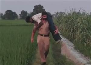 Batala News : ਵਰ੍ਹਦੇ ਮੀਂਹ ’ਚ ਫ਼ਰਾਰ ਡਰੱਗ ਪੈਡਲਰ ਖੇਤਾਂ 'ਚੋਂ ਮੋਢਿਆਂ ’ਤੇ ਚੁੱਕ ਲਿਆਈ ਬਟਾਲਾ ਪੁਲਿਸ, ਆਪ੍ਰੇਸ਼ਨ ਪ੍ਰਹਾਰ' ਤਹਿਤ ਵੱਡੀ ਕਾਰਵਾਈ