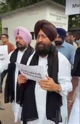 ਪੇਪਰ ਲੀਕ ਮਾਮਲੇ 'ਤੇ ਵਿਧਾਨ ਸਭਾ ਦੇ ਪਹਿਲੇ ਦਿਨ ਵਿਰੋਧੀ ਧਿਰ ਦਾ ਹੰਗਾਮਾ, ਕਾਲੇ ਪਟਕੇ ਪਾ ਕੇ ਪਹੁੰਚੇ ਕਾਂਗਰਸੀ ਵਿਧਾਇਕ