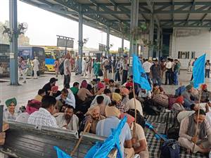 ਕੰਟਰੈਕਟ ਕਾਮਿਆਂ ਦੀ ਹੜਤਾਲ ਸ਼ੁਰੂ, ਲੋਕ ਹੋ ਰਹੇ ਹਨ ਖੱਜਲ-ਖੁਆਰ; ਬੱਸ ਅੱਡਿਆ 'ਚ ਲੱਗਾ ਲੋਕਾਂ ਦਾ ਹਜੂਮ