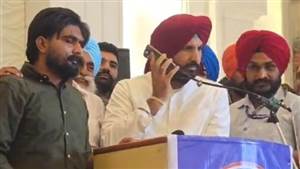 ਭੁਪੇਸ਼ ਬਘੇਲ ਤੇ ਰਾਜਾ ਵੜਿੰਗ ਦੇ ਸਾਹਮਣੇ ਮੁੜ ਲੱਗੇ ‘ਚਰਨਜੀਤ ਚੰਨੀ ਜ਼ਿੰਦਾਬਾਦ’ ਦੇ ਨਾਅਰੇ, ਨੌਜਵਾਨ ਨੂੰ ਸਟੇਜ 'ਤੇ ਬੁਲਾ ਕੇ ਚੰਨੀ ਨੂੰ ਲਵਾਇਆ ਫੋਨ