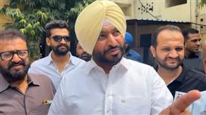 ਰਵਨੀਤ ਬਿੱਟੂ ਲੁਧਿਆਣਾ ਦੇ ਸਰਕਾਰੀ ਸਕੂਲ ਪੁੱਜੇ, ਬੱਚਿਆਂ ਦੀਆਂ ਸਹੂਲਤਾਂ ਦੇਖ ਕੇ ਚੁੱਕੇ ਸਵਾਲ; ਖੁੱਲ੍ਹੇ ’ਚ ਬਣਦਾ ਮਿਲਿਆ ਮਿਡ-ਡੇ ਮੀਲ