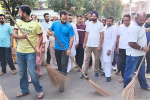 ਬਰਨਾਲਾ 'ਚ ਹੂੰਝਾ-ਫੇਰ ਸਫ਼ਾਈ : ਮੀਤ ਹੇਅਰ ਨੇ ਆਪ ਝਾੜੂ ਫੜ ਕੇ ਦਿੱਤਾ ਸਾਂਝੀ ਜ਼ਿੰਮੇਵਾਰੀ ਦਾ ਸੁਨੇਹਾ