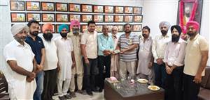 ਐਨ.ਆਰ.ਆਈ ਚੱਠਾ ਪਰਿਵਾਰ ਵੱਲੋਂ ਕਲੱਬ ਨੂੰ ਰਾਸ਼ੀ ਭੇਟ