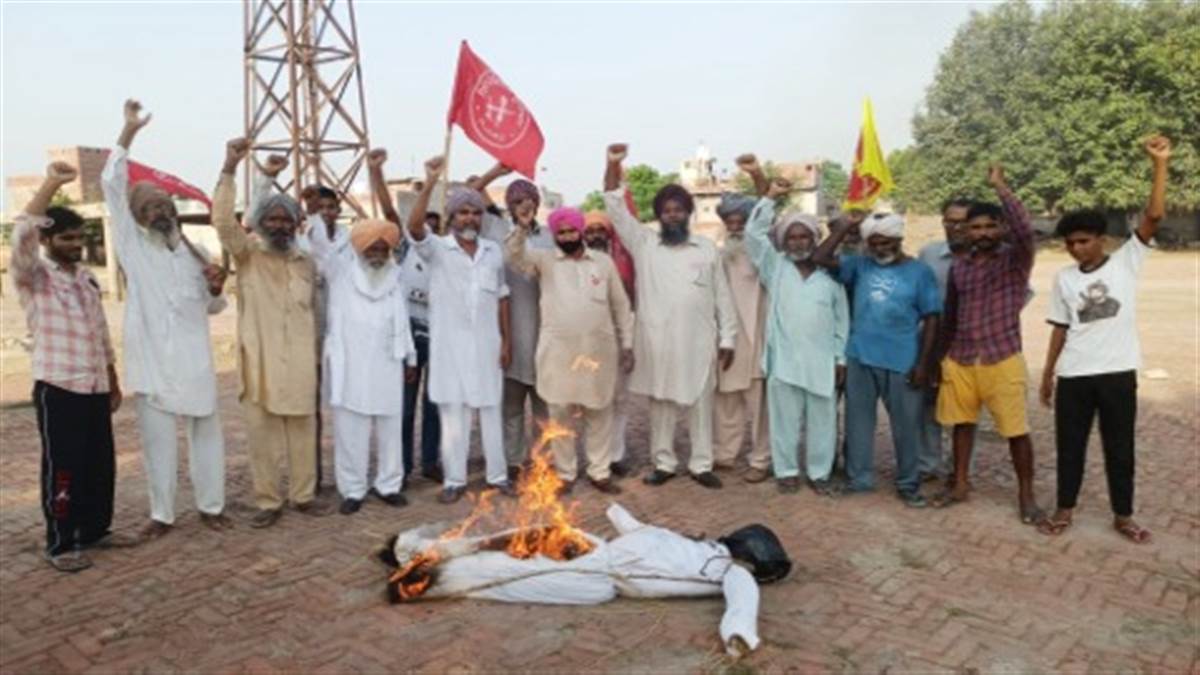 The effigy of the central government was burnt