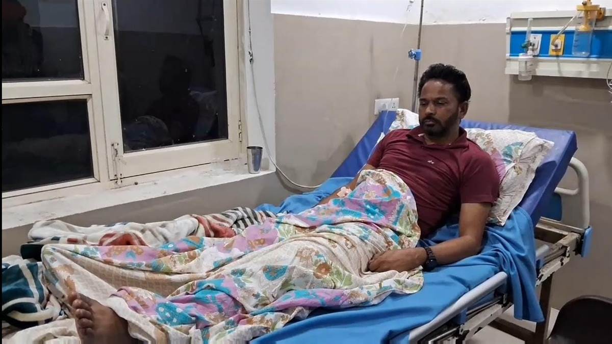 Batala News Shots fired at private clinic owner with intent to rob licensee absconding with pistol | ਲੁੱਟ ਦੀ ਨੀਅਤ ਨਾਲ ਪ੍ਰਾਈਵੇਟ ਕਲੀਨਿਕ ਮਾਲਕ 'ਤੇ ਚਲਾਈਆਂ ਗੋਲ਼ੀਆਂ, ਲਾਇਸੈਂਸੀ ਪਿਸਤੌਲ ਲੈ ਕੇ ਹੋਏ ਫਰਾਰ