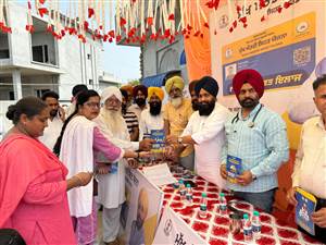 ਪਿੰਡ ਛੱਜਲਵੱਡੀ ਵਿਖੇ ਮੁੱਖ ਮੰਤਰੀ ਸਿਹਤ ਬੀਮਾ ਯੋਜਨਾ ਤਹਿਤ ਬੀਮਾ ਕਾਰਡ ਵੰਡੇ