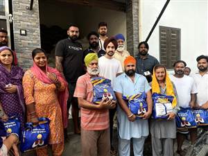ਕੌਂਸਲਰ ਆਜ਼ਾਦ ਨੇ ਲੋੜਵੰਦ ਲੋਕਾਂ ਨੂੰ ਰਾਸ਼ਨ ਦੀਆਂ ਕਿੱਟਾਂ ਵੰਡੀਆਂ