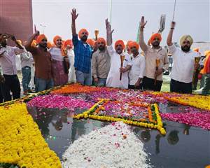 ਜਰਨੈਲ ਸਿੰਘ ਸਾਥੀਆਂ ਸਮੇਤ ਖਟਕਡ਼ ਕਲਾਂ ਵਿਖੇ ਹੋਏ ਨਤਮਸਤਕ