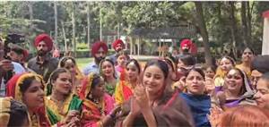 VIDEO : ਲੁਧਿਆਣਾ ਦੇ ਸਰਕਾਰੀ ਕਾਲਜ ਪੁੱਜੇ ਗੁਰਪ੍ਰੀਤ ਕੌਰ ਮਾਨ, 'ਮੇਲਾ ਧੀਆਂ ਦਾ' ਪ੍ਰੋਗਰਾਮ 'ਚ ਵਿਦਿਆਰਥਣਾਂ ਨਾਲ ਪਾਈਆਂ ਬੋਲੀਆਂ