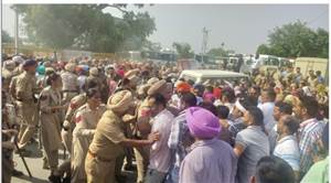 CM ਕੋਠੀ ਅੱਗੇ ਬੇਰੁਜ਼ਗਾਰਾਂ ਤੇ ਅਧਿਆਪਕਾਂ ਦੀ ਪੁਲਿਸ ਨਾਲ ਧੱਕਾ-ਮੁੱਕੀ, ਭਰਤੀਆਂ 'ਚ ਉਮਰ ਹੱਦ ’ਚ ਛੋਟ ਤੇ 55 ਫ਼ੀਸਦੀ ਸ਼ਰਤ ਹਟਾਉਣ ਦੀ ਮੰਗ
