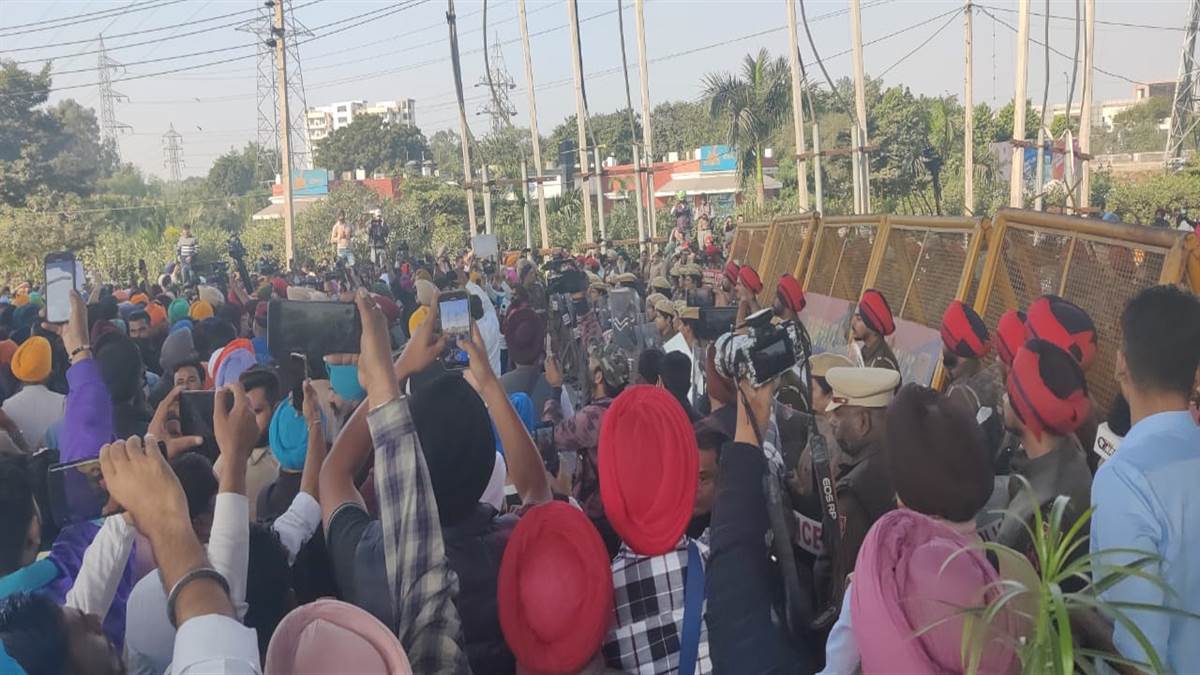 ਫਿਲਮ ਨਿਰਮਾਤਾ Amitoj Maan ਤੇ ਹੋਰ ਸੈਂਕੜੇ ਸਮਰਥਕ ਪੁਲਿਸ ਦੀਆਂ ਰੋਕਾਂ ਤੋੜ ਕੇ ਅੱਗੇ ਵਧੇ