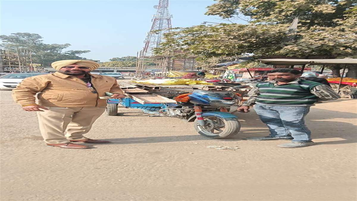 ਟ੍ਰੈਫਿਕ ਨਿਯਮਾਂ ਦੀ ਉਲੰਘਣਾ : ਟ੍ਰੈਫਿਕ ਇੰਚਾਰਜ ਸੁਰਿੰਦਰ ਸਿੰਘ ਨੇ 'ਜੁਗਾੜੂ' ਰੇਹੜੀਆਂ ਦੇ ਕੀਤੇ ਚਾਲਾਨ