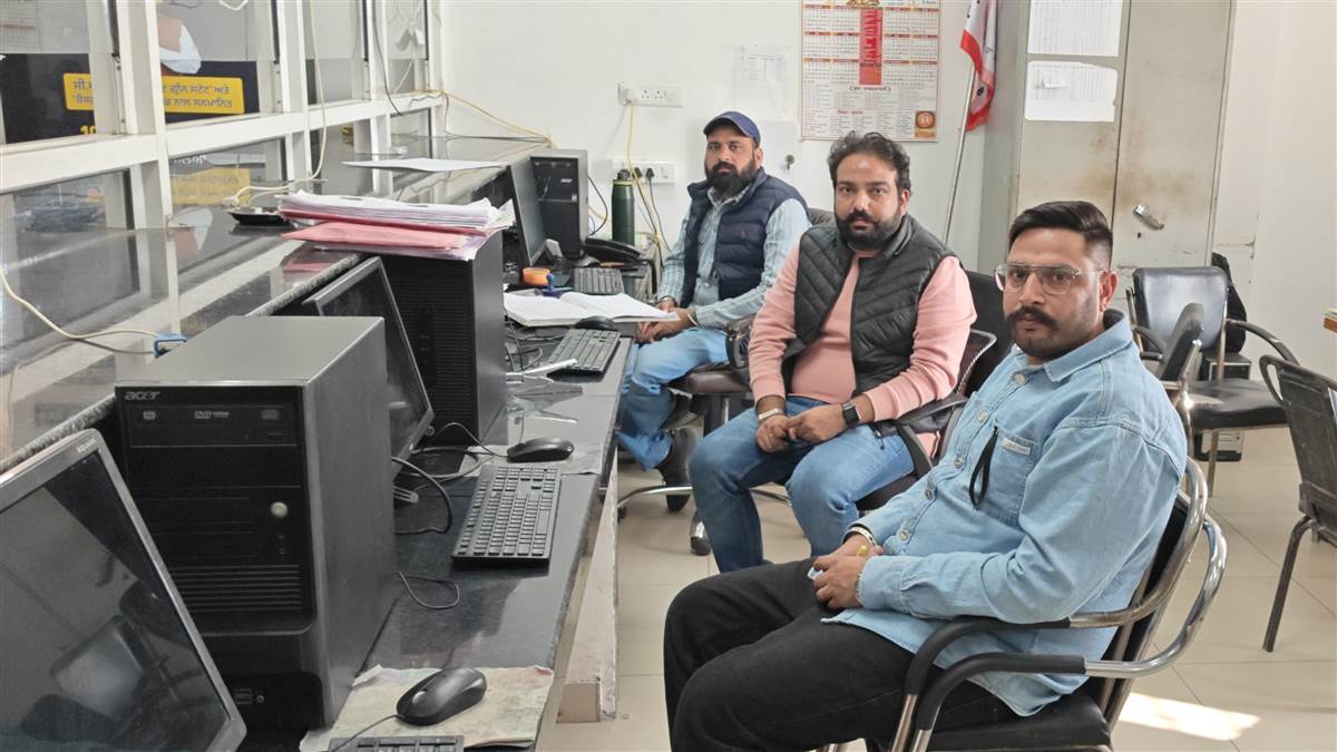 ਫਰਦ ਕੇਂਦਰ ਕੰਪਿਊਟਰ ਆਪ੍ਰੇਟਰਾਂ ਦੀ ਹੜਤਾਲ ਦੂਜੇ ਦਿਨ ਵੀ ਜਾਰੀ