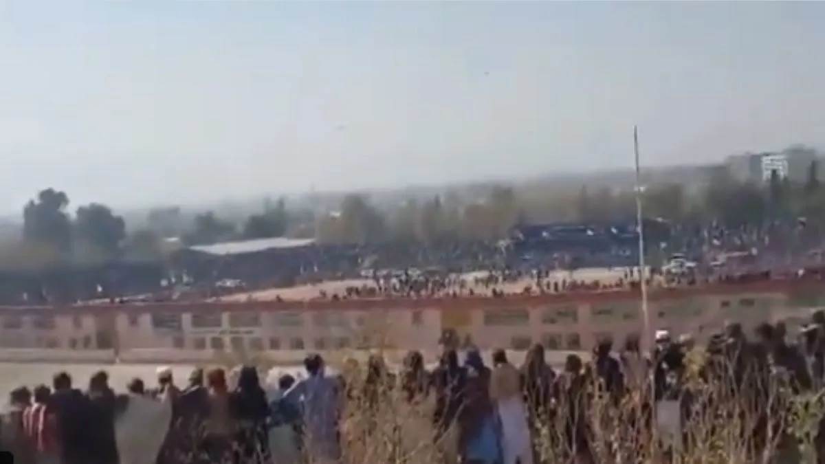 ਅਫਗਾਨਿਸਤਾਨ 'ਚ ਤਾਲਿਬਾਨੀ ਸਜ਼ਾ, 13 ਸਾਲ ਦੇ ਬੱਚੇ ਨੇ ਨੌਜਵਾਨ ਨੂੰ ਦਿੱਤੀ ਮੌਤ ਦੀ ਸਜ਼ਾ; ਦੇਖਣ ਲਈ ਉਮੜੀ ਹਜ਼ਾਰਾਂ ਦੀ ਭੀੜ