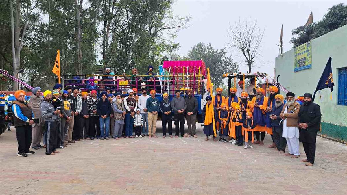 ਨਗਰ ਕੀਰਤਨ ਦਾ ਸੰਗਤਾਂ ਨੇ ਫੁੱਲਾਂ ਦੀ ਵਰਖਾ ਨਾਲ ਕੀਤਾ ਸਵਾਗਤ