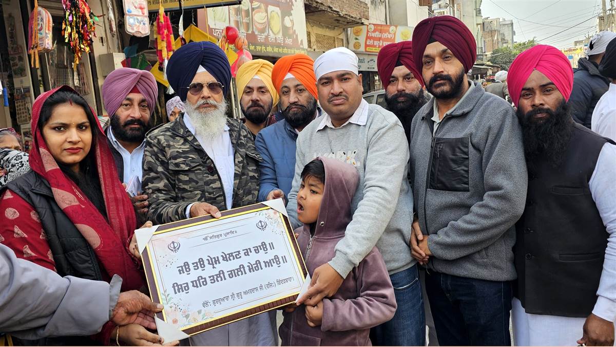 ਨਗਰ ਕੀਰਤਨ ਦੌਰਾਨ ਸੇਵਾ ਨਿਭਾਉਣ ਵਾਲੇ ਸੇਵਾਦਾਰ ਸਨਮਾਨੇ