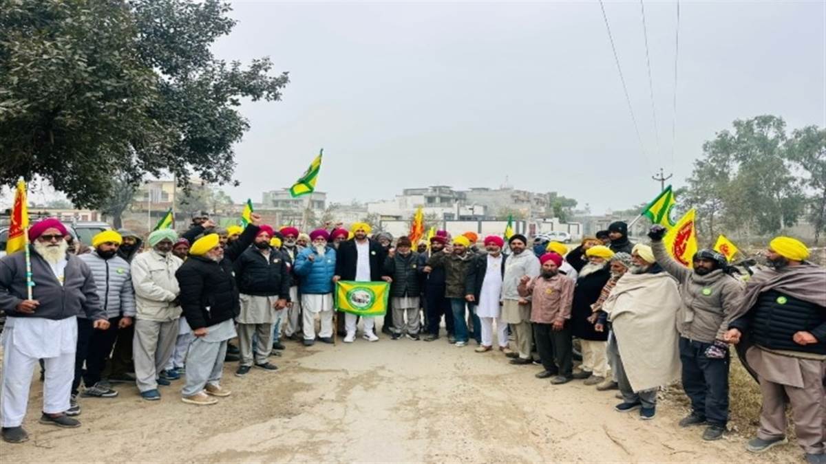 ਸੰਯੁਕਤ ਕਿਸਾਨ ਮੋਰਚਾ ਦੇ ਸੱਦੇ ’ਤੇ ਪਿੰਡਾਂ ’ਚ ਕੱਢਿਆ ਝੰਡਾ ਮਾਰਚ