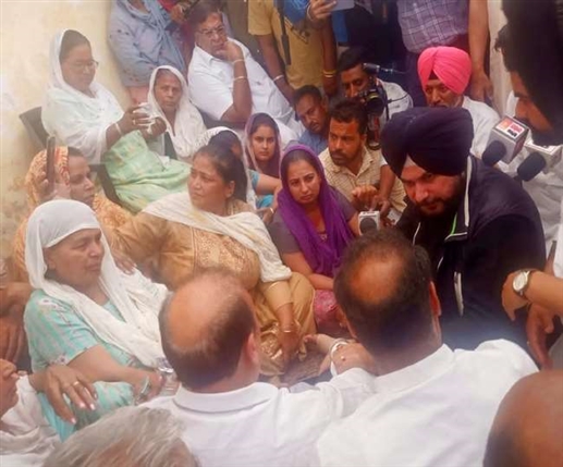ਨਵਜੋਤ ਸਿੱਧੂ ਨੇ ਕਿਹਾ- ਪੰਜਾਬ 'ਚ ਅਰਾਜਕਤਾ ਤੇ ਜੰਗਲ ਰਾਜ, ਲੁਧਿਆਣਾ 'ਚ ਕਾਂਗਰਸੀ ਵਰਕਰ ਦੇ ਪਰਿਵਾਰਕ ਮੈਂਬਰਾਂ ਨੂੰ ਦਿੱਤਾ ਦਿਲਾਸਾ