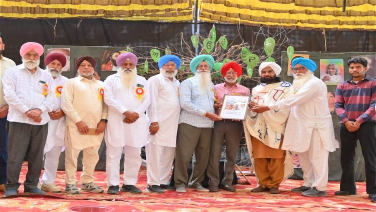 ਸ਼ਹੀਦਾਂ ਦੀ ਯਾਦ ’ਚ ਕਰਵਾਏ ਸਮਾਗਮ ਦੌਰਾਨ ਗੁਰਬਚਨ ਤੇ ਬਲਵਿੰਦਰ ਭੁੱਲਰ ਸਨਮਾਨਿਤ