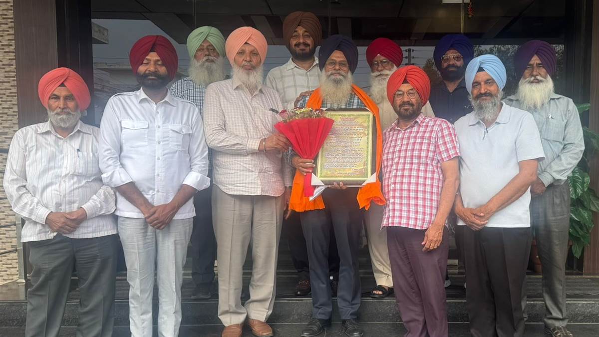 ਅੱਖਰ ਮੰਚ ਨੇ ਮੁੱਖ ਅਧਿਆਪਕ ਬਾਜਵਾ ਦਾ ਕੀਤਾ ਸਨਮਾਨ