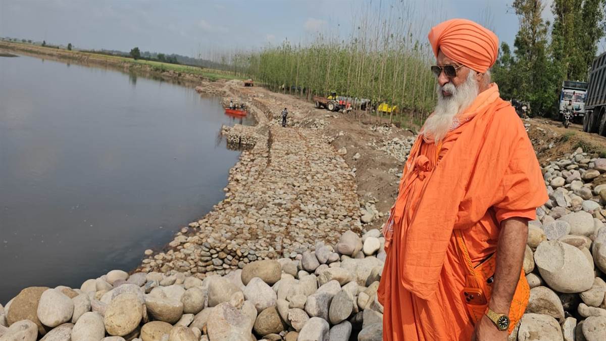 ਧੁੱਸੀ ਬੰਨ੍ਹ ਦੀ ਮਜ਼ਬੂਤੀ ਲਈ ਪੱਕੀ ਸੜਕ ਬਣਾਈ ਜਾਵੇ : ਸੰਤ ਸੀਚੇਵਾਲ
