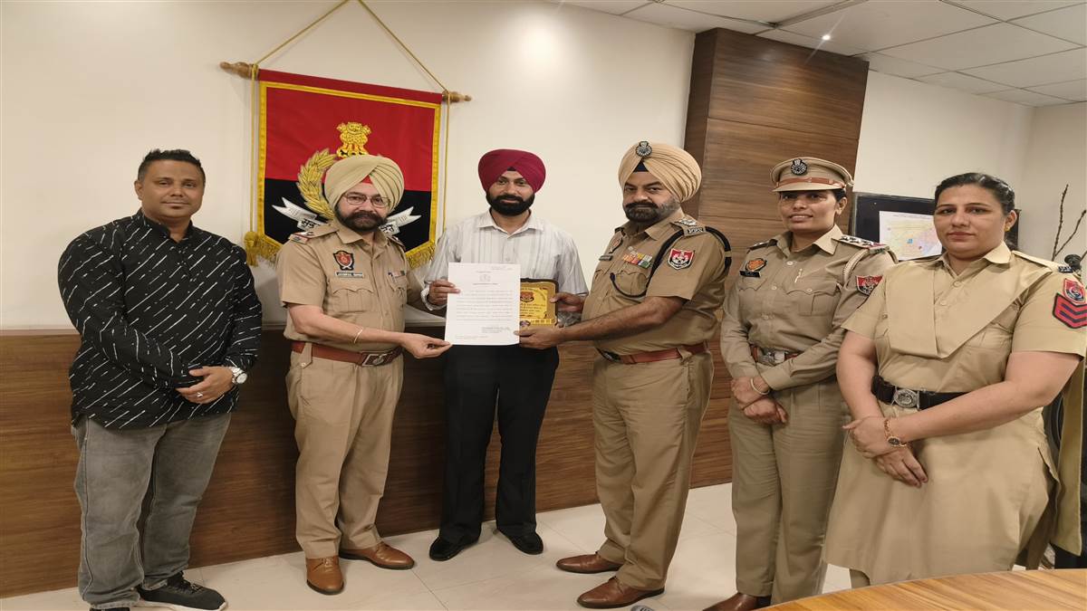 ਡੀਐੱਸਪੀ ਹਰਜੀਤ ਸਿੰਘ ਵੱਲੋਂ ਸਮਾਜ ਸੇਵੀਆਂ ਨੂੰ ਵੰਡੇ ਪ੍ਰਸ਼ੰਸ਼ਾ ਪੱਤਰ