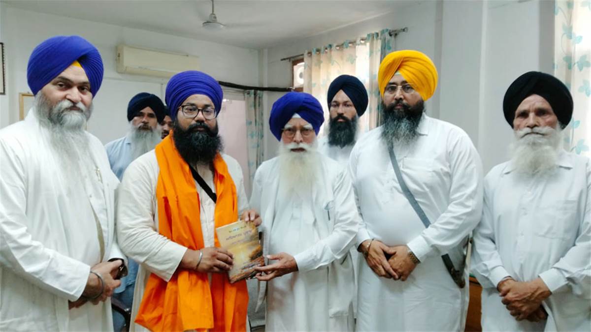 ਪੁਸਤਕ ‘ਅਧਿਆਤਮ ਪ੍ਰਕਾਸ਼’ ਪ੍ਰੋ. ਬਡੂੰਗਰ ਨੂੰ ਕੀਤੀ ਭੇਟ