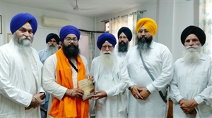 ਪੁਸਤਕ ‘ਅਧਿਆਤਮ ਪ੍ਰਕਾਸ਼’ ਪ੍ਰੋ. ਬਡੂੰਗਰ ਨੂੰ ਕੀਤੀ ਭੇਟ