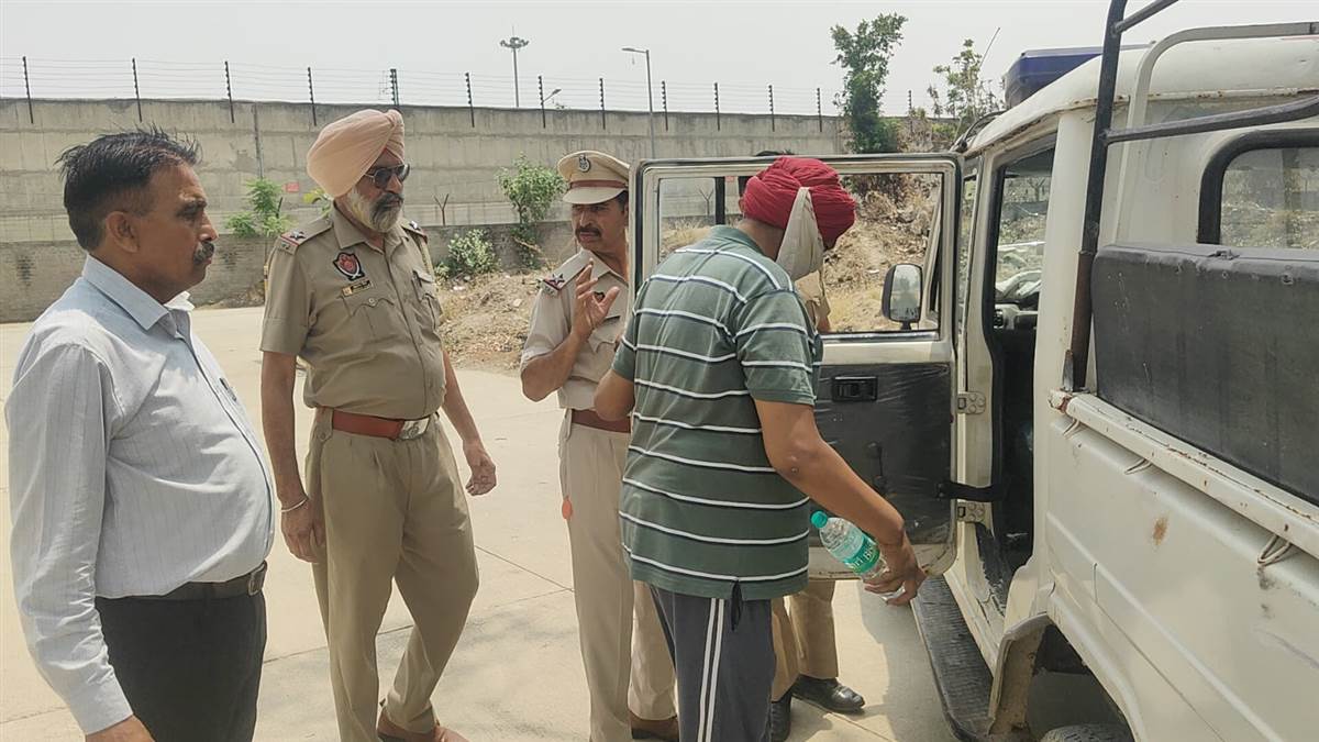 ਪੰਜਾਬ ਤੋਂ ਵੱਡੀ ਖਬਰ ! ਚਿੱਟੇ ਸਣੇ ASI ਗ੍ਰਿਫ਼ਤਾਰ, ਵਰਦੀ 'ਚ ਲੁਕੋ ਕੇ ਲਿਜਾ ਰਿਹਾ ਸੀ ਕੇਂਦਰੀ ਜੇਲ੍ਹ ਅੰਦਰ; CRPF ਦੀ ਮਦਦ ਨਾਲ ਫੜਿਆ
