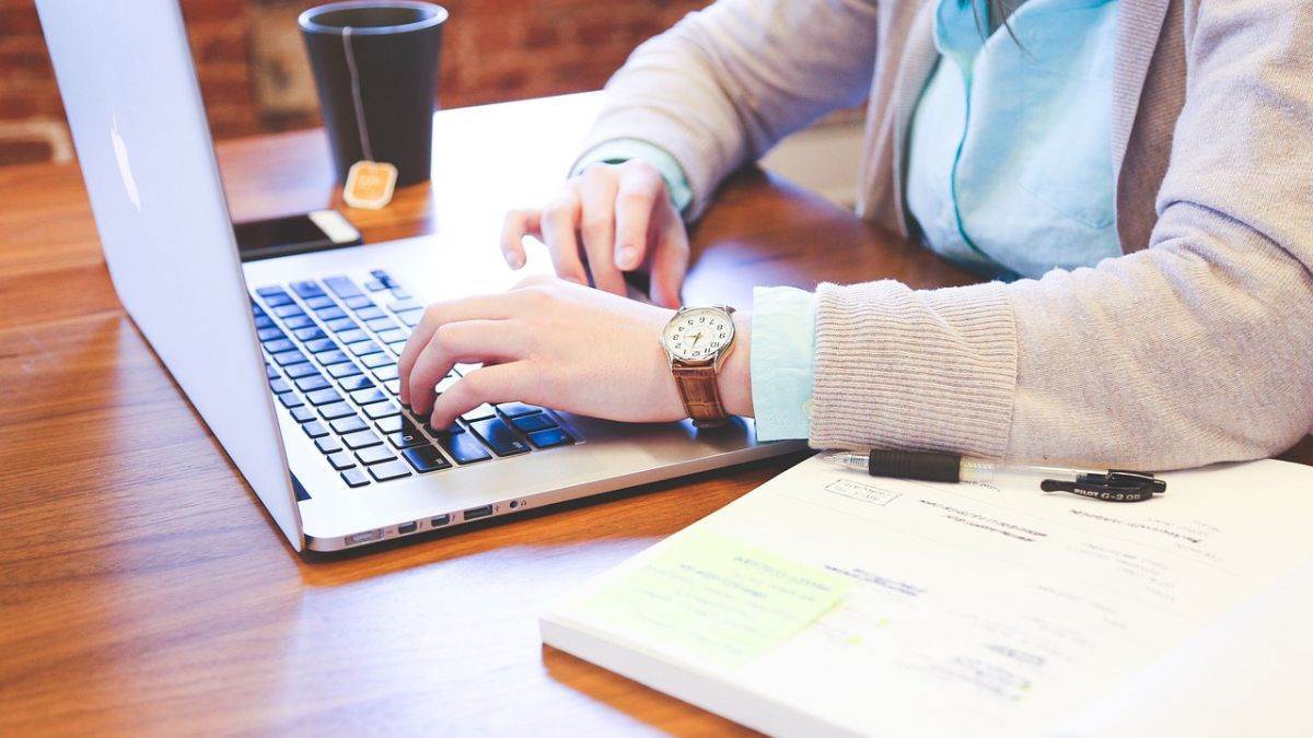 Do not forget to use the office laptop for these tasks you may get into big trouble | Office Laptop ਦਾ ਇਨ੍ਹਾਂ ਕਮਾਂ ਲਈ ਭੁੱਲ ਕੇ ਵੀ ਨਾ ਕਰਿਓ ਇਸਤੇਮਾਲ, ਫਸ ਸਕਦੇ ਹੋ ਵੱਡੀ ਮੁਸ਼ਕਲ 'ਚ