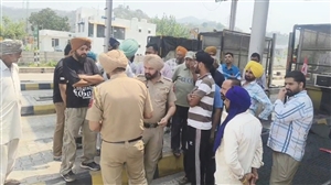 ਵਿਵਾਦਾਂ ਵਿੱਚ ਰਹਿਣ ਵਾਲੇ ਗਰਾਂ ਮੋੜਾ ਟੋਲ ਪਲਾਜ਼ਾ ’ਤੇ ਲੋਕਲ ਕਰਮਚਾਰੀਆਂ ਵੱਲੋਂ ਧਰਨਾ