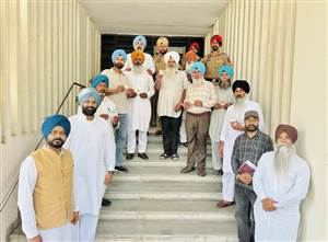 ਨਸ਼ਾਮੁਕਤੀ ਮੋਰਚਾ ਦੇ ਅਹੁਦੇਦਾਰਾਂ ਨੂੰ ਪਛਾਣ ਪੱਤਰ ਵੰਡੇ