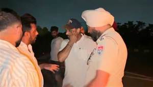 Batala News : ਕਾਰ ਸਵਾਰਾਂ ਨੇ ਐਕਸਾਈਜ਼ ਟੀਮ ’ਤੇ ਚਲਾਈ ਗੋਲੀ਼, ਇਕ ਜ਼ਖ਼ਮੀ