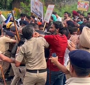 ਵਿਧਾਨ ਸਭਾ ਵੱਲ ਕੂਚ ਕਰਦੇ ਸਹਾਇਕ ਪ੍ਰੋਫ਼ੈਸਰਾਂ ਤੇ ਲਾਇਬ੍ਰੇਰੀਅਨਾਂ ਨੂੰ ਪੁਲਿਸ ਨੇ ਰਾਹ ਰੋਕਿਆ, ਲਾਠੀਚਾਰਜ