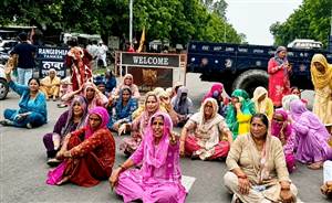 ਅਧਿਆਪਕ ਖ਼ਿਲਾਫ਼ ਪੋਕਸੋ ਕੇਸ ਦਰਜ, ਪਰਿਵਾਰ ਦਾ ਥਾਣੇ ਅੱਗੇ ਧਰਨਾ