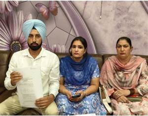 ਜ਼ਮੀਨ ਦਾ ਹੱਕ ਸਾਬਿਤ ਕਰਨ ਲਈ ਪਾਕਿਸਤਾਨ ਤੋਂ ਮੰਗਵਾਇਆ ਰਿਕਾਰਡ ਵੀ ਨਾ ਆਇਆ ਕੰਮ, ਸਿਆਸੀ ਦਬਾਅ 'ਚ ਫ਼ੈਸਲੇ ਬਦਲਣ ਦੇ ਲੱਗੇ ਗੰਭੀਰ ਦੋਸ਼