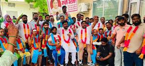ਸਰਕਾਰ ਵੱਲੋਂ ਮੰਗਾਂ ਪ੍ਰਵਾਨ :  ਸਫ਼ਾਈ ਸੇਵਕਾਂ ਵੱਲੋਂ ਹੜਤਾਲ ਖ਼ਤਮ ਕਰਨ ਦਾ ਐਲਾਨ, ਇੱਕ-ਦੂਜੇ ਦਾ ਮੂੰਹ ਮਿੱਠਾ ਕਰਵਾ ਕੇ ਮਨਾਈ ਖ਼ੁਸ਼ੀ