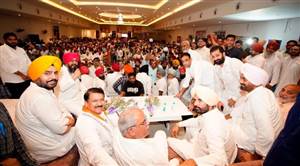 Punjab Politcs : ਚੰਨੀ ਧੜੇ ਨੂੰ ਫਿਰੋਜ਼ਪੁਰ ਤੋਂ ਵੱਡਾ ਸਿਆਸੀ ਝਟਕਾ! ਰਾਜਾ ਵੜਿੰਗ ਦੇ ਸ਼ਕਤੀ ਪ੍ਰਦਰਸ਼ਨ ਵਿੱਚ ਸਮੱਰਥਕਾਂ ਸਮੇਤ ਪਹੁੰਚੇ ਸਾਬਕਾ ਵਿਧਾਇਕ ਪਰਮਿੰਦਰ ਸਿੰਘ ਪਿੰਕੀ