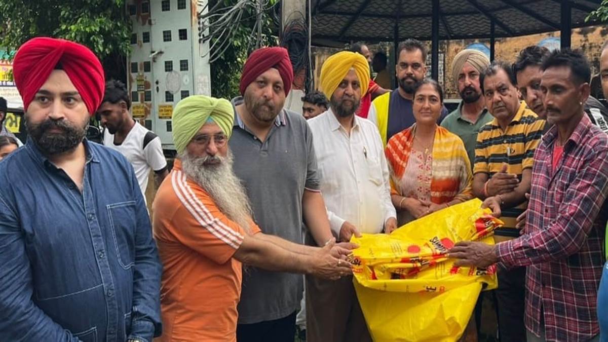 ਕੁੱਕੜ ਪਿੰਡ ’ਚ ਜ਼ਰੂਰਤਮੰਦਾਂ ਨੂੰ ਵੰਡੀਆਂ ਤਰਪਾਲਾਂ
