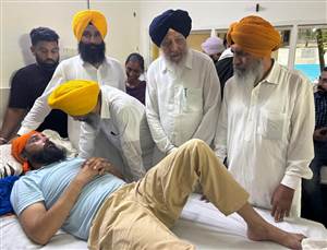 ਪੁਲਿਸ ਤਸ਼ੱਦਦ ਦਾ ਸ਼ਿਕਾਰ ਹੋਏ ਨੌਜਵਾਨ ਨੂੰ ਮਿਲਿਆ ਸ਼੍ਰੋਮਣੀ ਕਮੇਟੀ ਦਾ ਵਫ਼ਦ