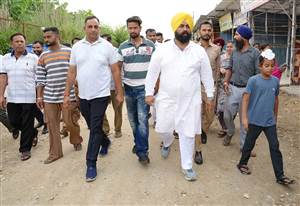 ਪੇਵਰ ਲਗਾਉਣ ਦੇ ਕੰਮ ਦੀ ਕੈਬਨਿਟ ਮੰਤਰੀ ਹਰਜੋਤ ਸਿੰਘ ਬੈਂਸ ਨੇ ਕੀਤੀ ਸ਼ੁਰੂਆਤ