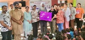 ਸੀਮਾ ਛੋਕਰਾਂ ਦੇ ਜਨਮ ਦਿਨ ’ਤੇ ਬੱਚਿਆਂ ਨੂੰ ਸਟੇਸ਼ਨਰੀ ਵੰਡੀ