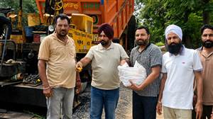 ਨਵੀਂ ਸੜਕ ਬਣਨ ’ਤੇ ਪਿੰਡ ਵਾਸੀਆਂ ਨੇ ਵੰਡੇ ਲੱਡੂ