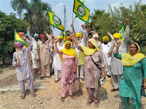 ਬਿਜਲੀ ਕੱਟਾਂ ਖ਼ਿਲਾਫ਼ ਘਰਾਚੋਂ ’ਚ ਕਿਸਾਨਾਂ ਵੱਲੋਂ ਨਾਅਰੇਬਾਜ਼ੀ