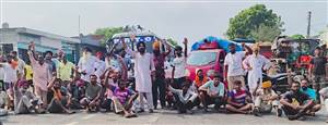 ਤੇਜ਼ ਰਫ਼ਤਾਰ ਟਰਾਲੇ ਨੇ ਸਾਈਕਲ ਸਵਾਰ ਨੂੰ ਕੁਚਲਿਆ, ਮੌਕੇ 'ਤੇ ਹੀ ਮੌਤ; ਗੁੱਸੇ 'ਚ ਆਏ ਲੋਕਾਂ ਨੇ ਧਰਨਾ ਲਾ ਕੇ ਆਵਾਜਾਈ ਕੀਤੀ ਠੱਪ