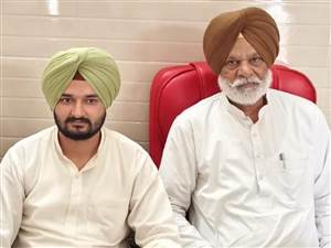 ਵਿਧਾਇਕ ਕਾਲਾ ਢਿੱਲੋ ਦੀ ਕੋਠੀ ਪੁੱਜੇ ਕਾਂਗਰਸੀ ਆਗੂ , ਰਾਹੁਲ ਗਾਂਧੀ 'ਤੇ ਦਰਜ ਪਰਚਾ ਰੱਦ ਹੋਵੇਂ : ਏਪੀ ਢਿੱਲੋ